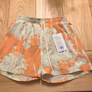 Men’s lulu lemon 5” pool shorts.